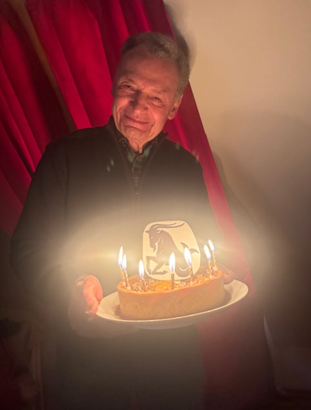 독일 도반 거쉰트 부부가 뮌헨의 푼촉 랍텐 사원에 올린 칠순 기념 생일 케익20260301. 해마다 올려주시는 제 생일 공양에 감사드립니다.